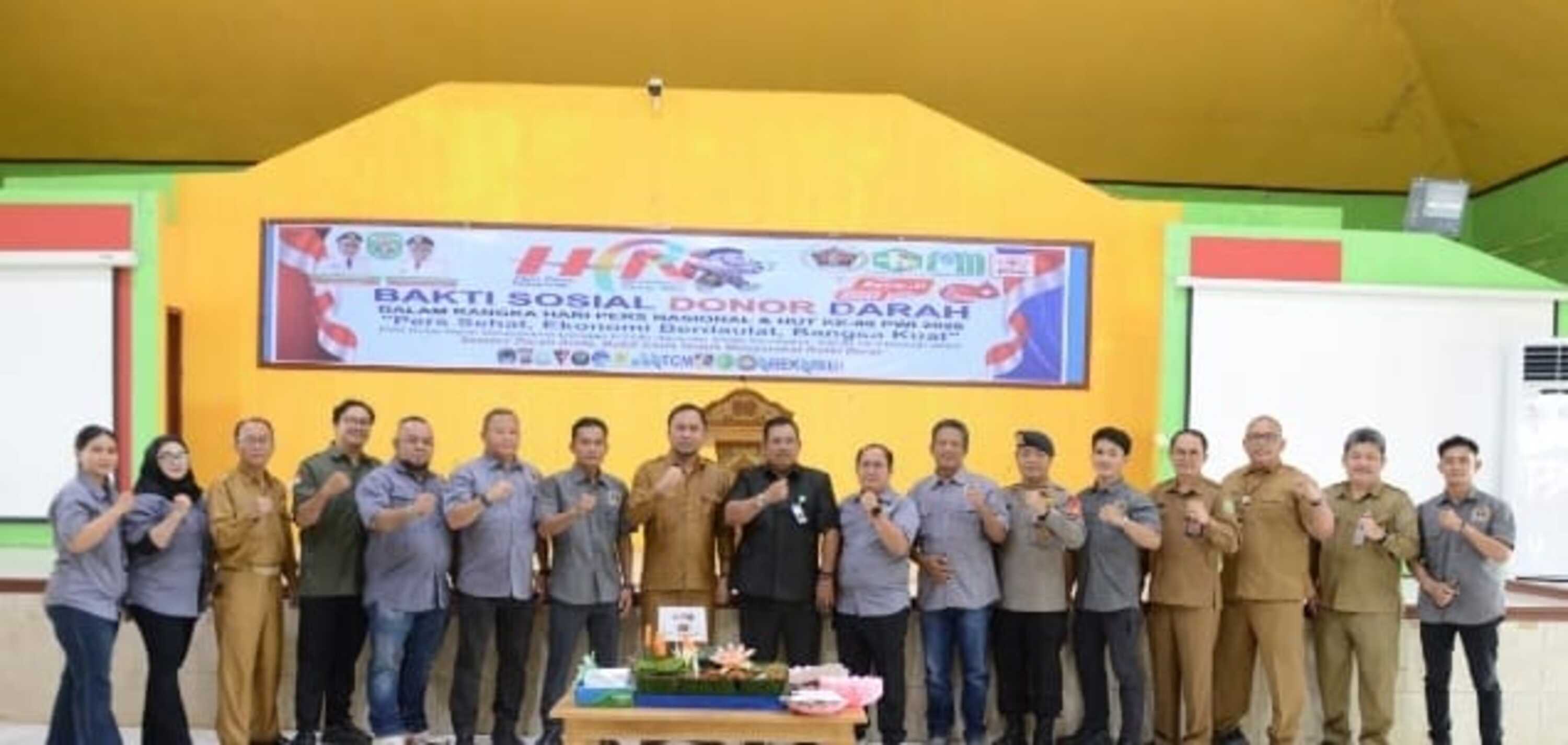 Frederick Edwin bersama jurnalis di Kubar.