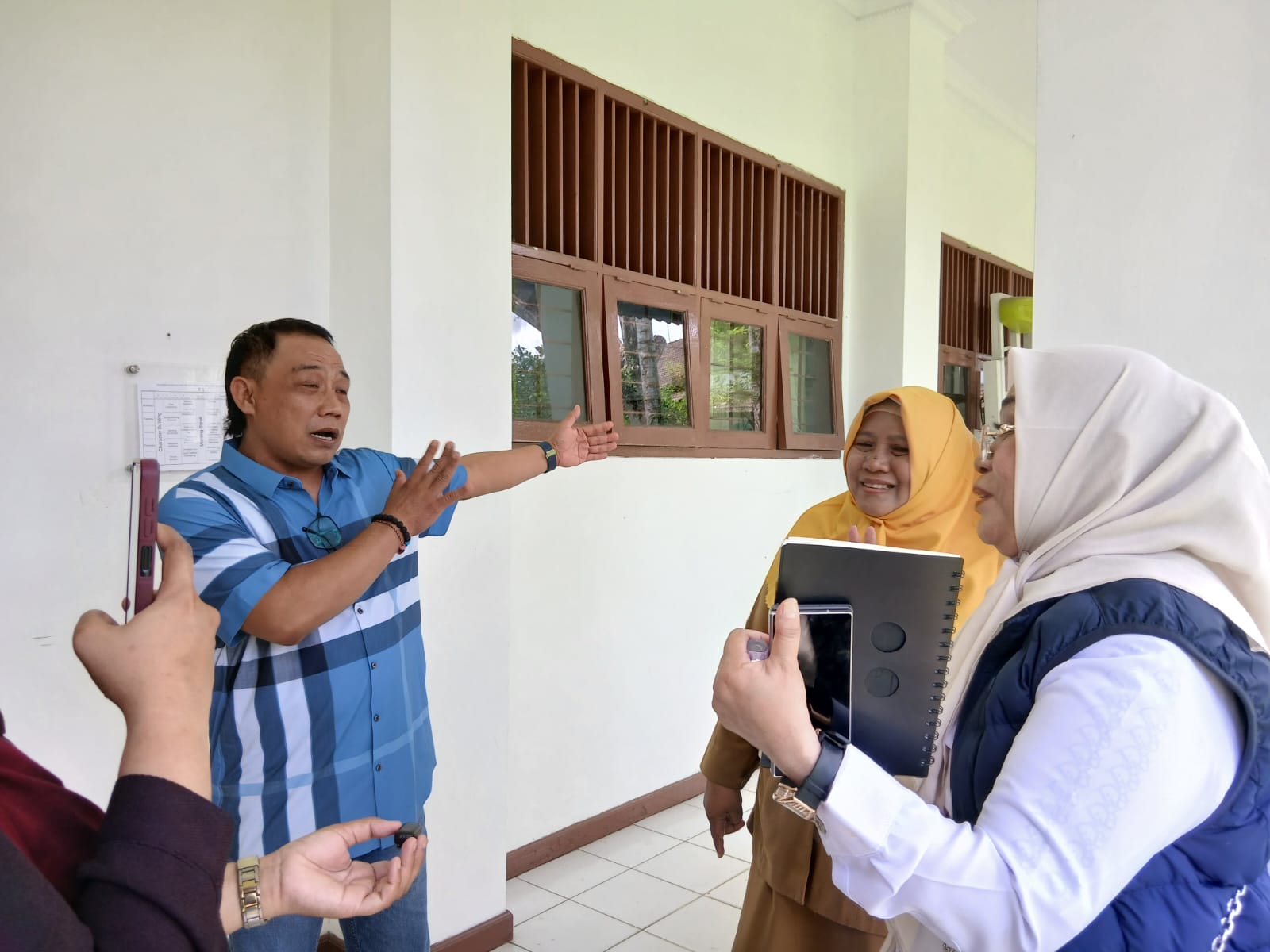 Tinjauan Komisi IV DPRD Kaltim terkait pelaksanaan operasional asrama di SMA 10 Samarinda, Senin (9/2/2026). (Bayu/KP)