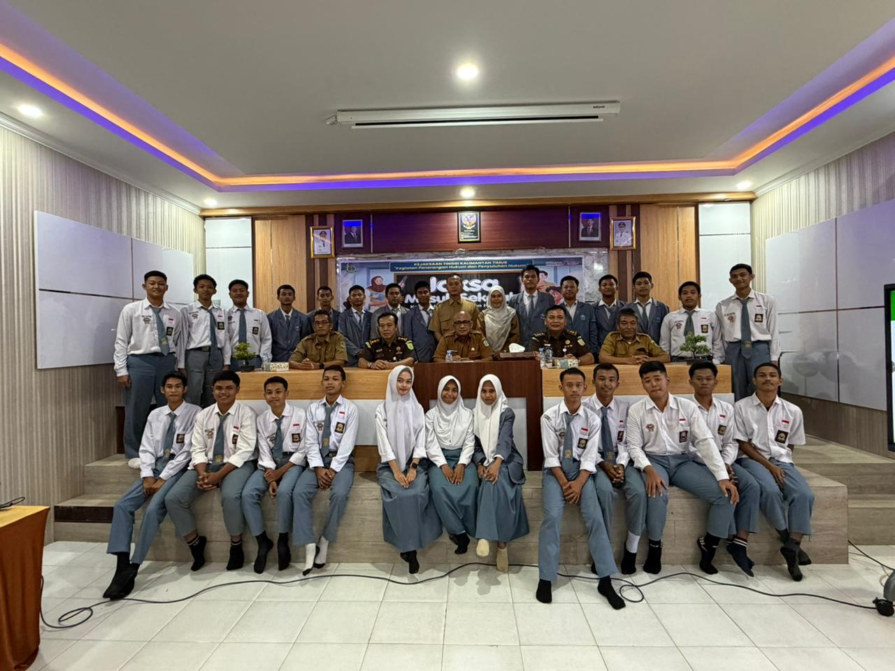 Kejati Kaltim gelar penyuluhan hukum ke SMK 6 Samarinda, Senin (9/2/2026). (Penkum Kejati Kaltim)