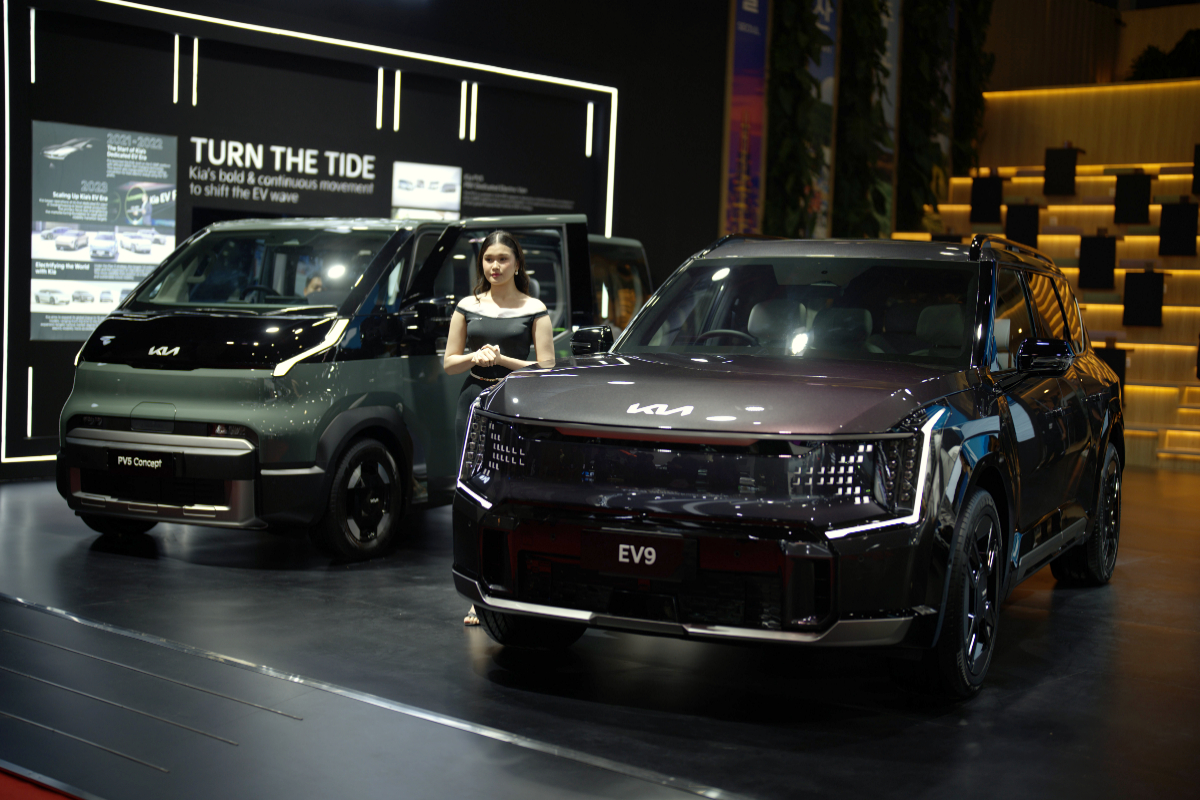 Booth Kia di pameran Indonesia International Motor Show (IIMS) 2026 di JIExpo Kemayoran, Jakarta.