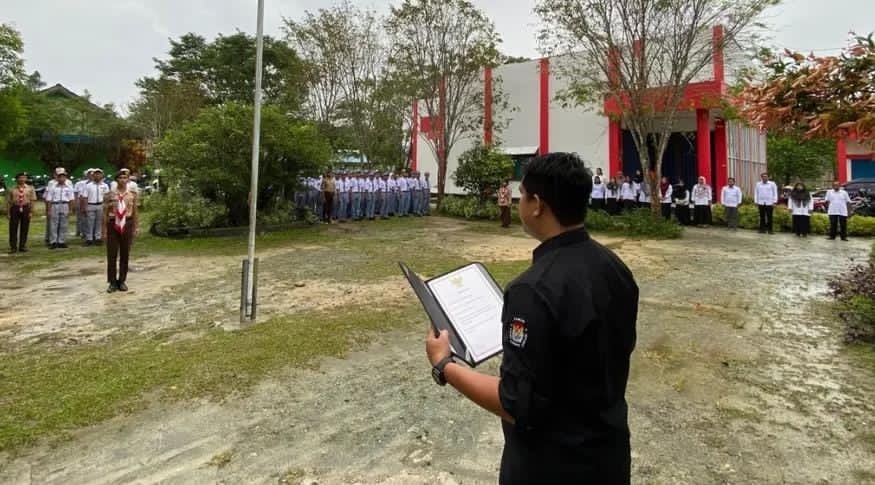 Aris menjadi pembina upacara di SMK Pelita Gama Penajam, Senin (2/2) lalu.