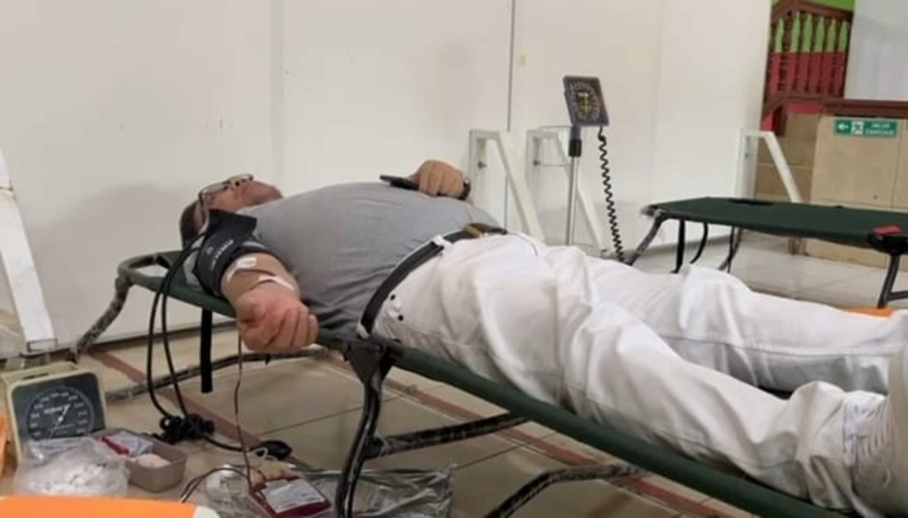Salah seorang pendonor saat donor darah di PMI Kubar.