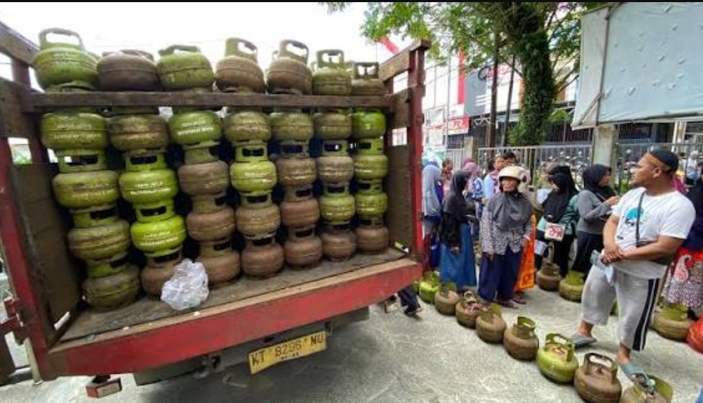 Warga mengantre pembelian LPG 3 kilogram di salah satu pangkalan di Samarinda. Sebentar lagi akan dilakukan penyeragaman harga di seluruh Indonesia. (Foto:  Kaltim Post)