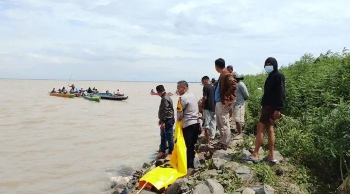 Petugas kepolisian dan warga melakukan pencarian lanjutan di perairan Danau Tempe, Kabupaten Wajo, usai ditemukannya jasad tanpa kepala di kawasan pesisir danau. (FOTO: IST)