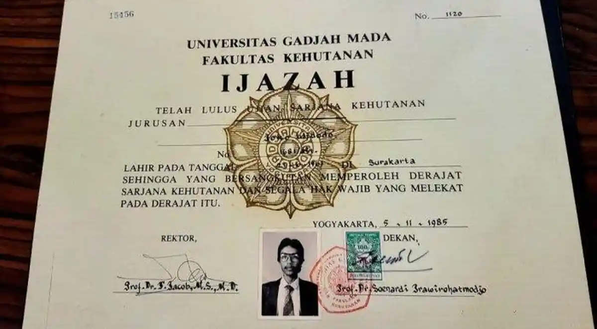 Salinan ijazah Fakultas Kehutanan Universitas Gadjah Mada (UGM) yang diajukan Joko Widodo saat pendaftaran Pemilihan Presiden 2014 dan 2019, diperlihatkan KPU RI kepada publik. (FOTO: IST)