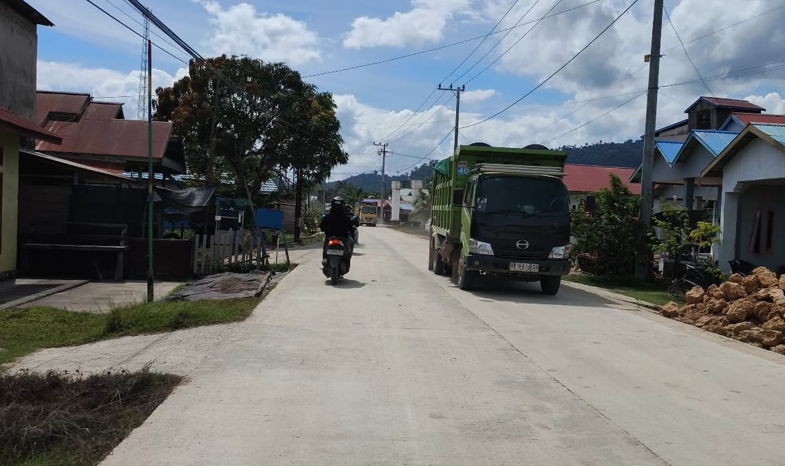 BAHAYA: Truk pengangkut material milik perusahaan semen melintas di pemukiman warga Desa Sekerat, Bengalon, Kutim.