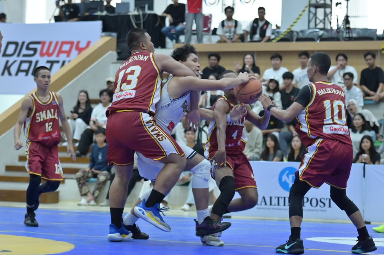 Guard Smansa Balikpapan Sean Jason Nathan dikawal ketat tiga pemain Smala Balikpapan.