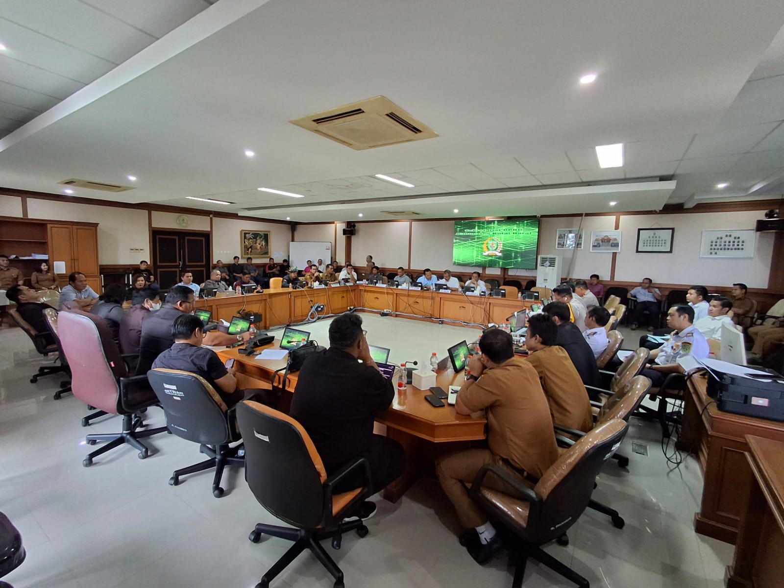 ODOL: Rapat Dengar Pendapat di DPRD Kutai Barat membahas kendaraan ODOL.