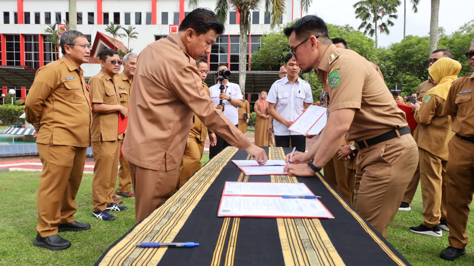 KOMITMEN: Sunggono memimpin penandatanganan berita acara serah terima jabatan pejabat pimpinan tinggi pratama dan administrator di lingkungan Pemerintah Kabupaten Kukar.