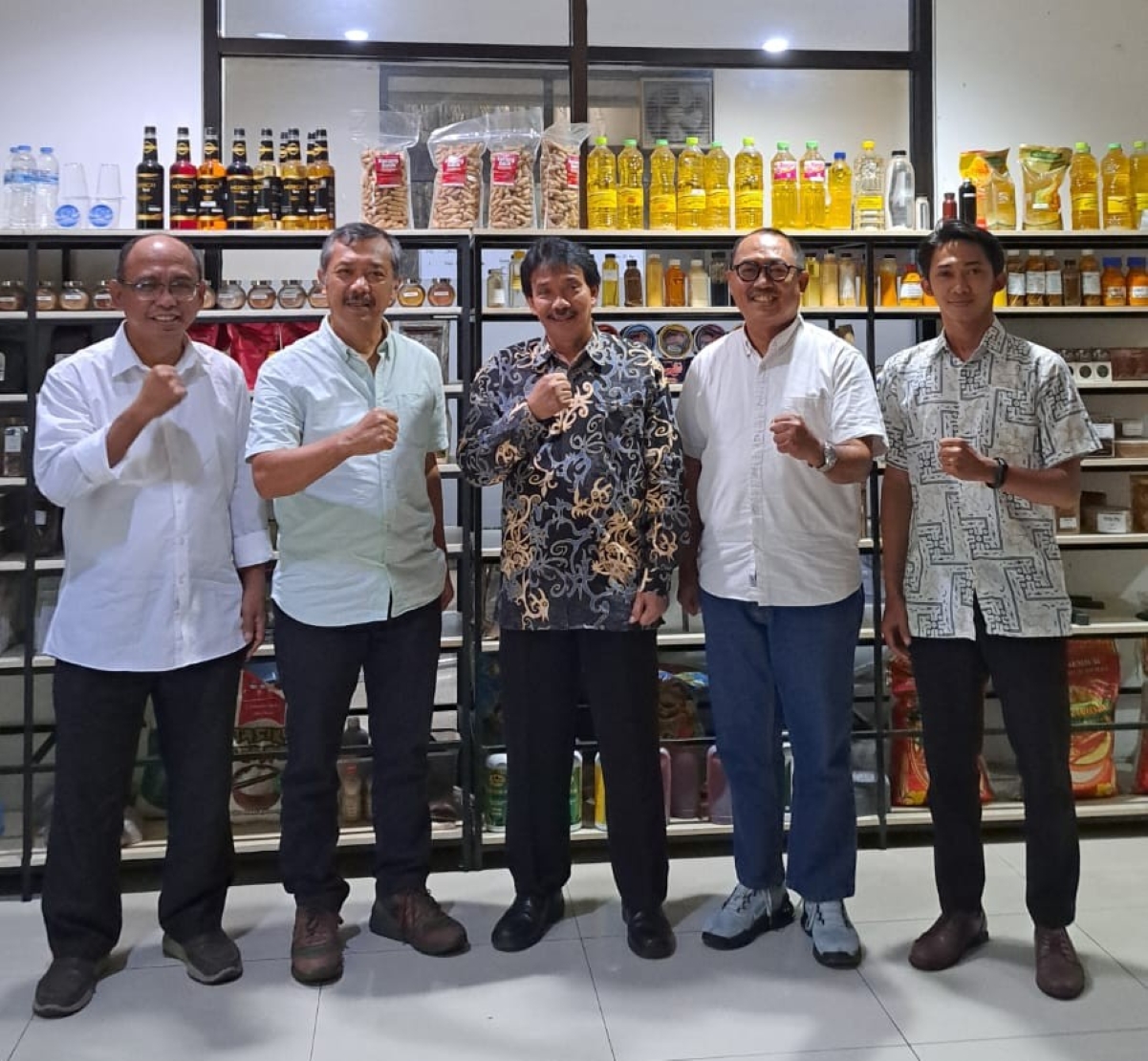 KOMPAK: Ketua ASPARINDO Kaltim Mulyono Soelarno, Ketua DPP ASPARINDO Y Joko Setyanto, Sekretaris ASPARINDO Kaltim Hargono, Wakil Ketua ASPARINDO Kaltim Heru Cahyono, Sekretariat Asparindo Kaltim Aldi.