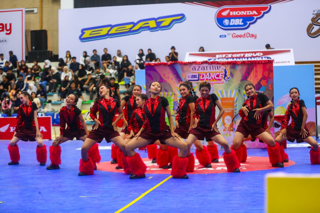 Freeze Dance Crew SMAN 2 Samarinda membawakan konsep Burlesque showcase saat Azarine DBL Dance Competition di GOR Segiri Samarinda, Senin (9/2).