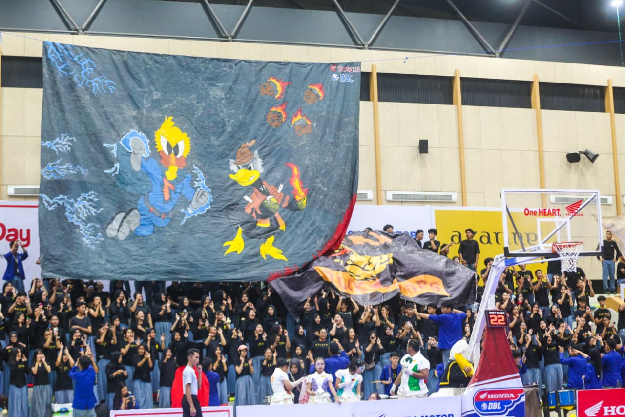 Ratusan Militan SMAN 1 Balikpapan menampilkan koreografi di GOR Segiri, Senin (9/2).