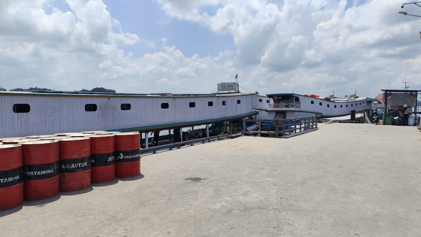 LAMPU HIJAU: Puluhan kapal yang parkir di dermaga Mahakam Ilir atau Sungai Kunjang perlahan bisa beroperasi seiring terbitnya rekomendasi sementara pembelian BBM subsidi.