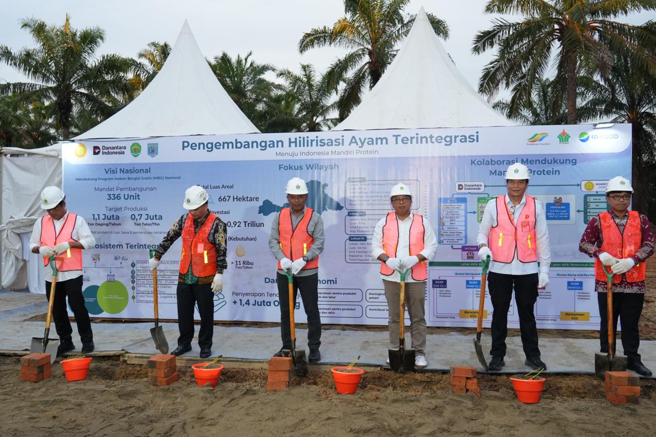 Momen groundbreaking hilirisasi ayam terintegrasi di kebun PTPN IV, Desa Suatang, Kecamatan Paser Belengkong, Paser, Jumat (6/2). (FOTO NAJIB/KP)