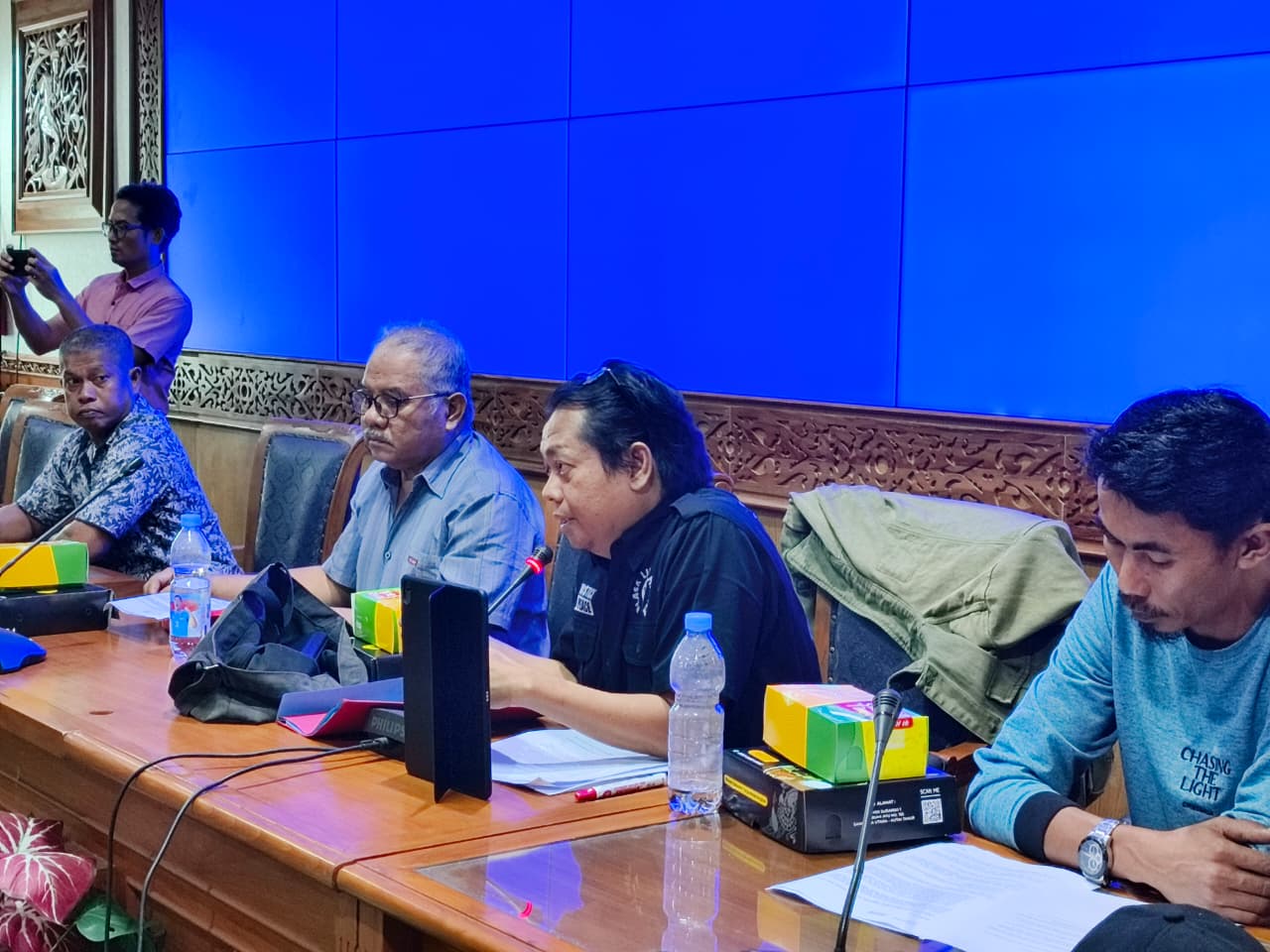 Alim Bahri (kanan) menyampaikan aspirasi terkait maraknya THM tanpa izin dalam agenda hearing bersama DPRD Kutim, Senin (9/2). (FOTO JUFRIADI/KP)