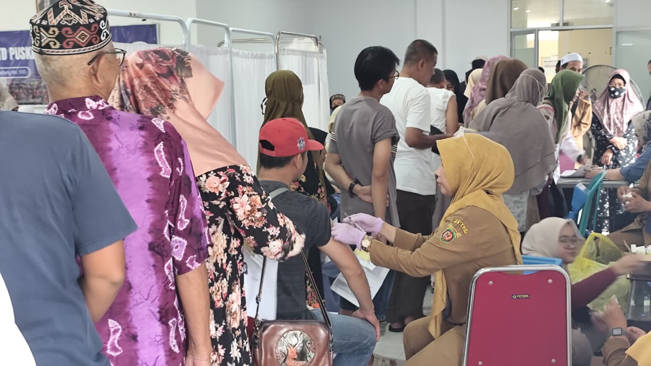 LENGKAP: Beberapa calhaj asal Samarinda menerima vaksin meningitis secara massal di Puskemas Baqa, Senin (9/2).