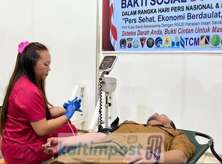Bupati Kutai Barat, Frederick Edwin (baring) saat melakukan donor darah.  &nbsp;