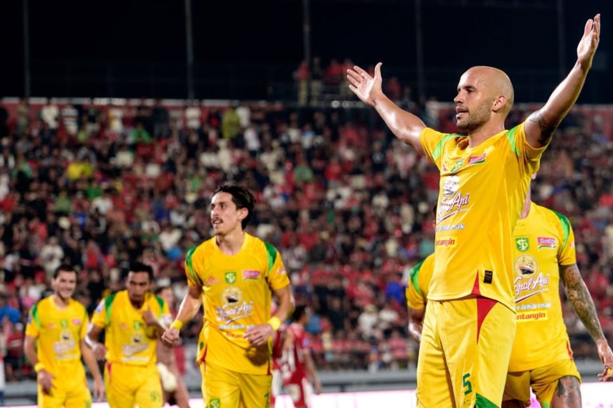 Aksi pemain Persebaya Surabaya saat merayakan gol ke gawang lawan dalam laga lanjutan Super League.