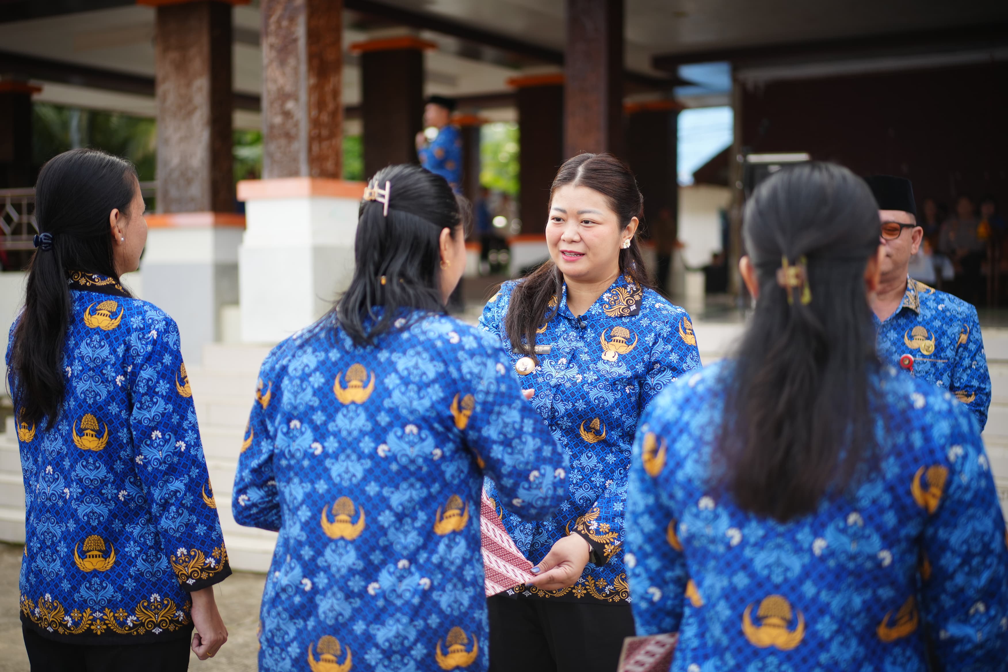 RESMI DIANGKAT: Bupati Mahulu Angela Idang Belawan secara simbolis memberikan ucapan selamat kepada perwakilan PPPK usai pengangkatan di Lapangan Ujoh Bilang, Selasa (10/2). JODY KRISTIANTO/KP