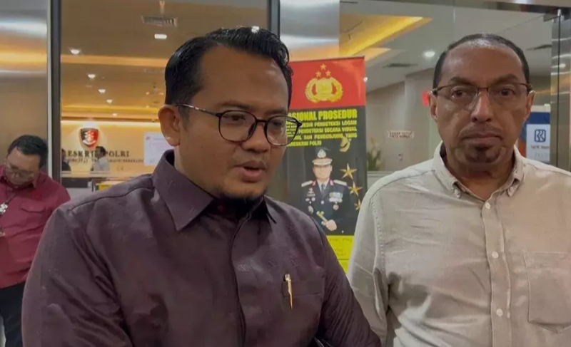 Direktur Utama PT Dana Syariah Indonesia (DSI), Taufiq Aljufri dan kuasa hukum, Pris Madani di kantor Bareskrim Polri, Jakarta, Senin (9/2/2026).