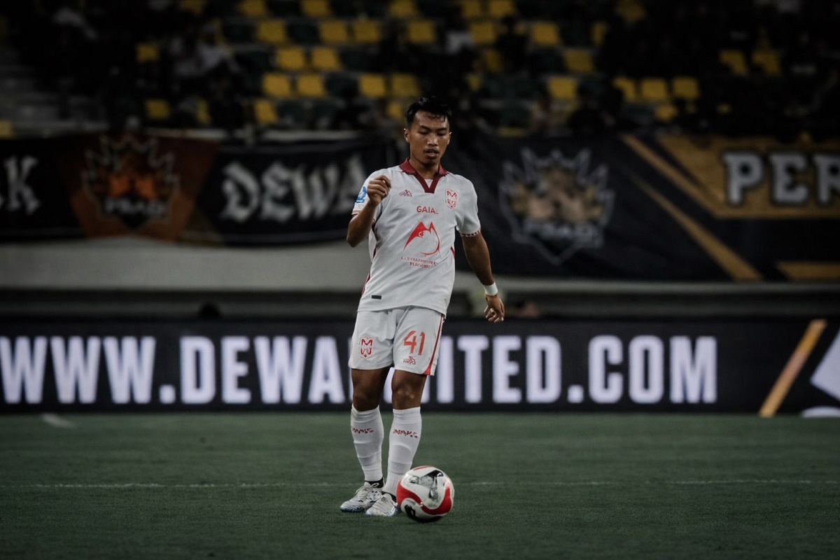 Riyan Ardiansyah resmi bergabung dengan Persebaya Surabaya sebagai pemain pinjaman dari Malut United hingga akhir musim BRI Super League 2025/2026.