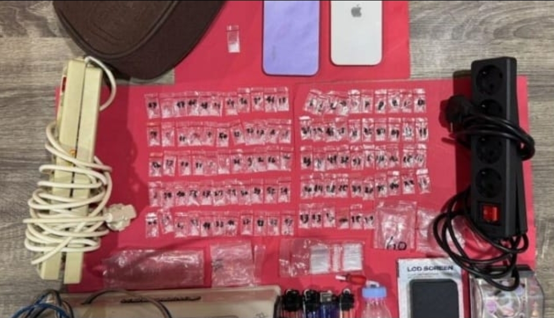 BARANG BUKTI: Setelah meringkus pelakunya, Satresnarkoba Polres Kutai Barat turut mengamankan barang bukti narkoba.