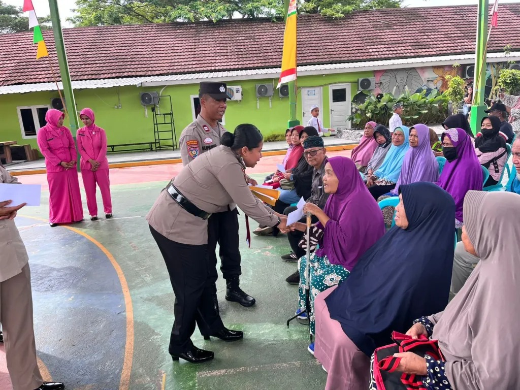 PEDULI: Polwan Polda Kalitm melakukan giat sosial di Kawasan Muara Rapak, Balikpapan Utara.