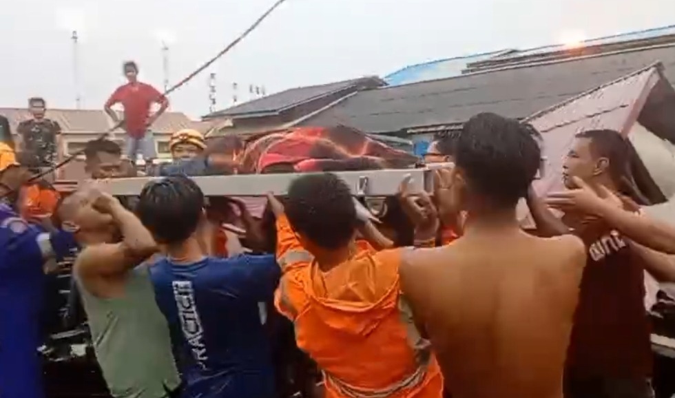 TEWAS: Korban yang tengah berteduh hujan terkena reruntuhan bangunan kontruksi roboh karena angina kencang disertai hujan.