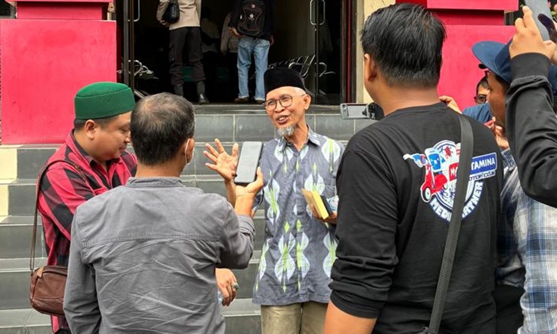 Denny Ruslan memberikan keterangan kepada jurnalis.