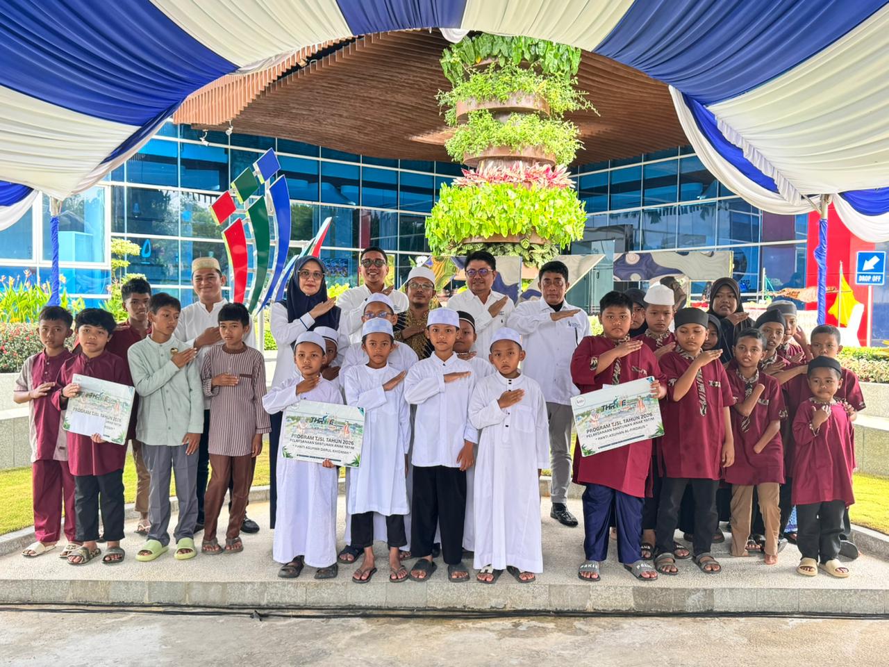 BERBAGI KEBAHAGIAAN: Perayaan ulang tahun PT Kaltim Kariangau Terminal (KKT) diisi dengan rangkaian kegiatan bernuansa kebersamaan serta pemberian santunan kepada anak yatim.