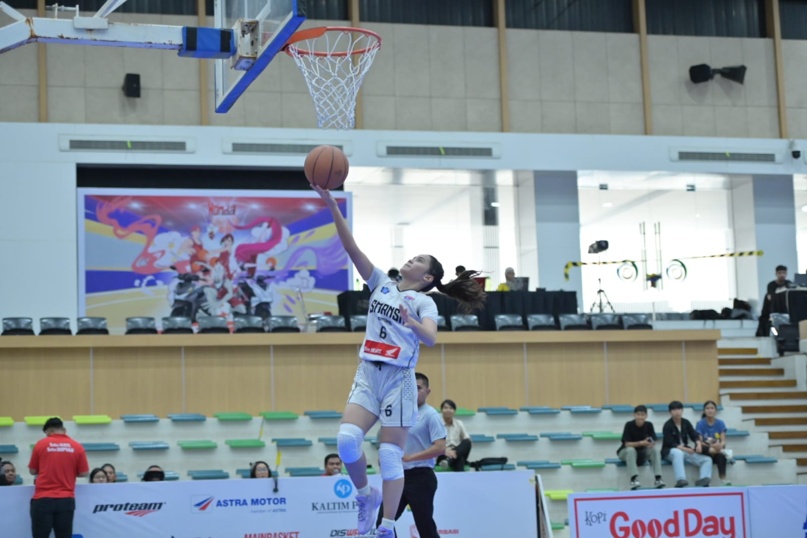 Aksi lay-up Corina Calista berujung poin untuk SMAN 1 Bontang.