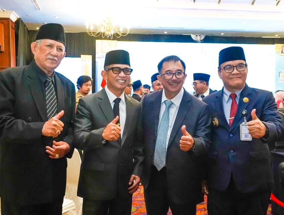 Wali Kota Balikpapan Rahmad Mas&rsquo;ud dan Rizal Effendi berfoto bersama Wakil Wali Kota Bagus Susetyo dan Andi Burhanuddin Solong pada HUT Ke-129 Balikpapan.