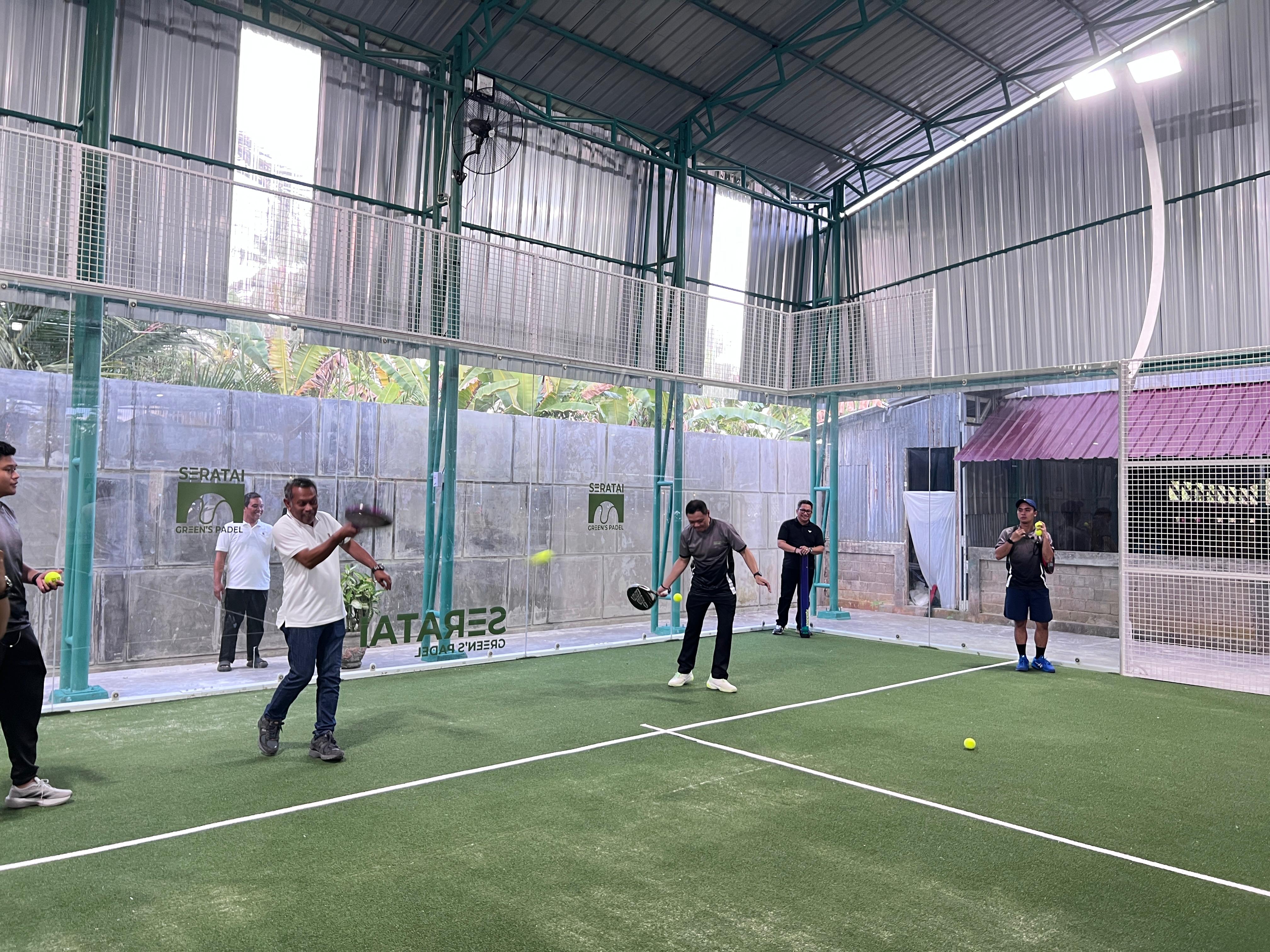 Kabupaten Paser kini memiliki lapangan padel yang berlokasi di Jalan KH Agus Salim, Kelurahan Tanah Grogot.