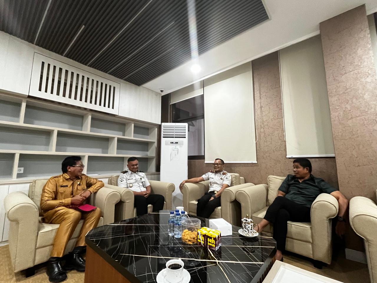 Kepala Rutan Tanah Grogot Yusuf Mukharom saat berkoordinasi dengan Ketua DPRD Penajam Paser Utara Raup Muin terkait kondisi over kapasitas dan pembinaan warga binaan asal Penajam.