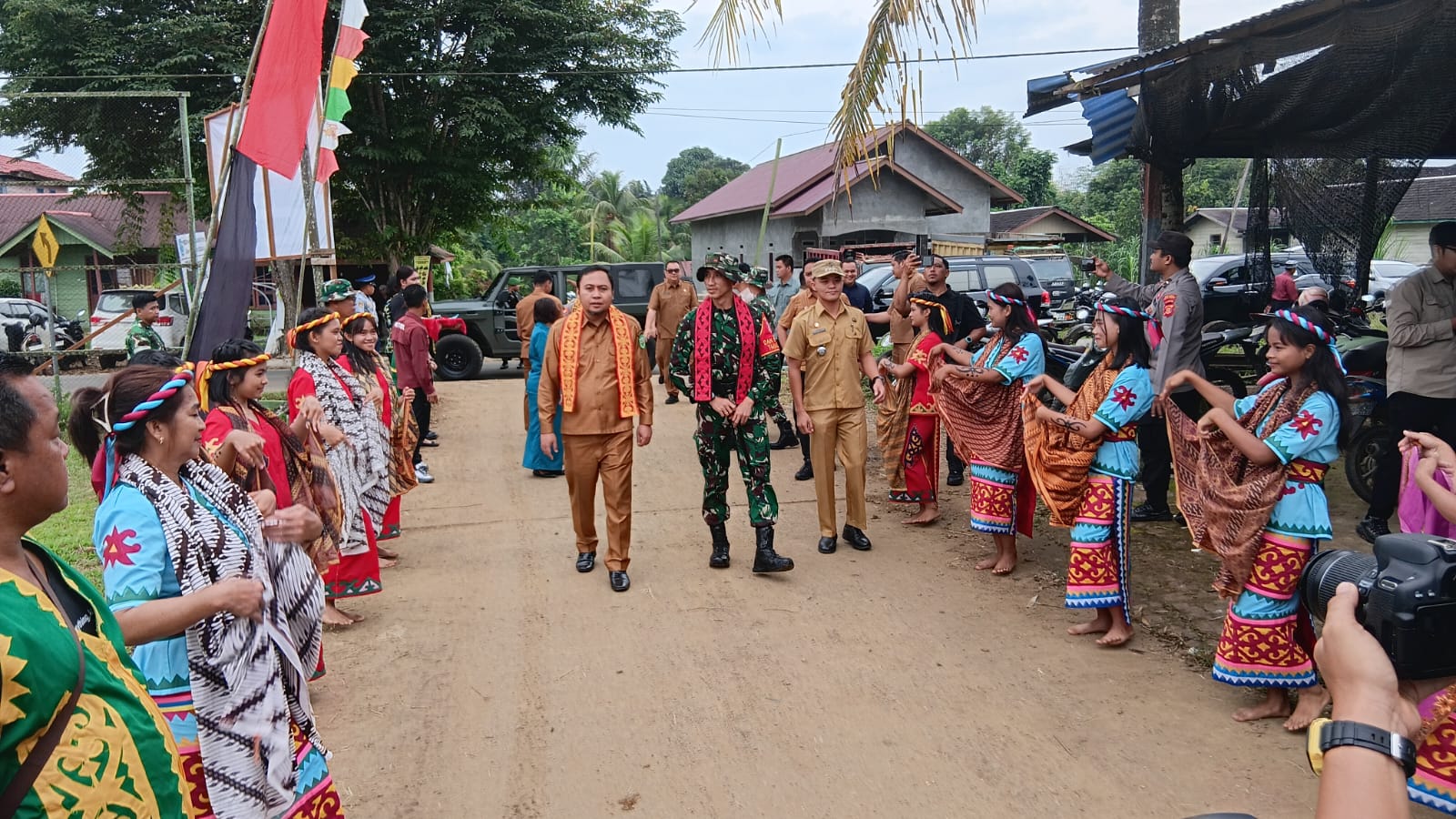 Bupati Kutai Barat Frederick Edwin saat membuka kegiatan TNI Manunggal Membangun Desa (TMMD) Wilayah Perbatasan Ke-127 Tahun 2026 di Kutai Barat.