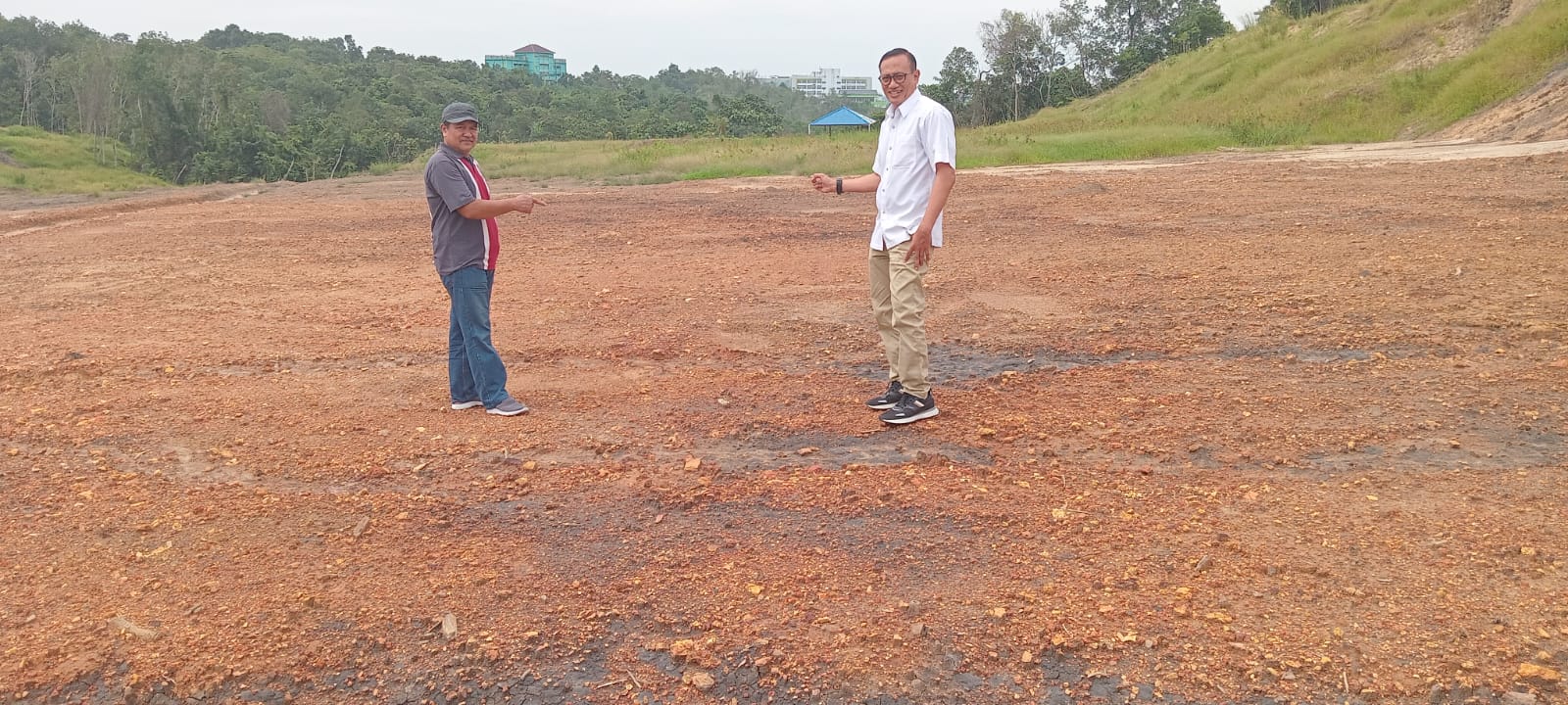  KAPAN DIBANGUN?: Dua warga Grand City menunjukkan lahan yang telah diserahkan pengembang kepada Pemkot untuk fasum pembangunan masjid.   