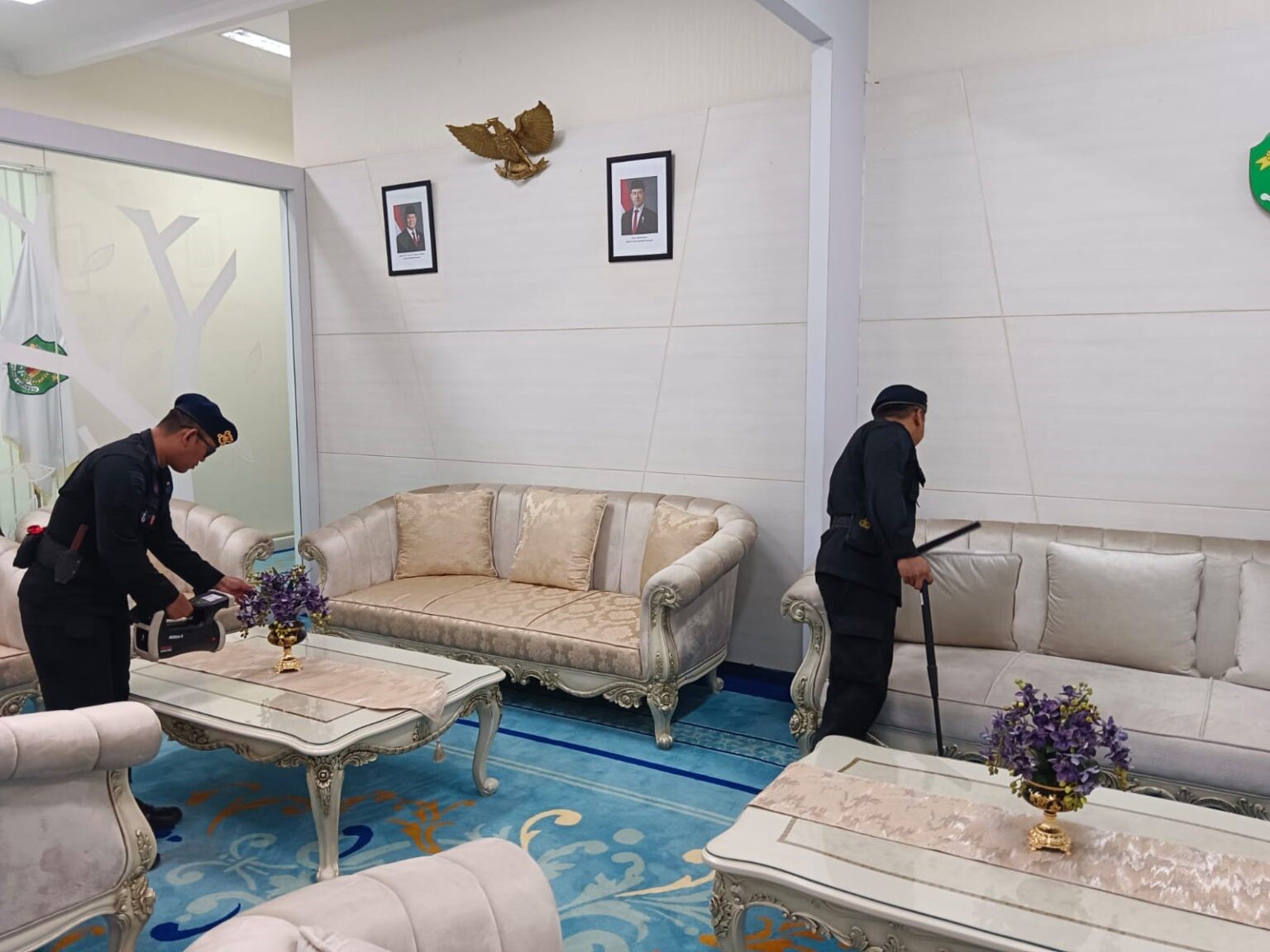 PERIKSA: Tim Gegana Brimob Polda Kaltim memeriksa setiap sudut ruangan terminal VVIP Bandara SAMS Sepinggan jelang kunjungan Menteri LHK.