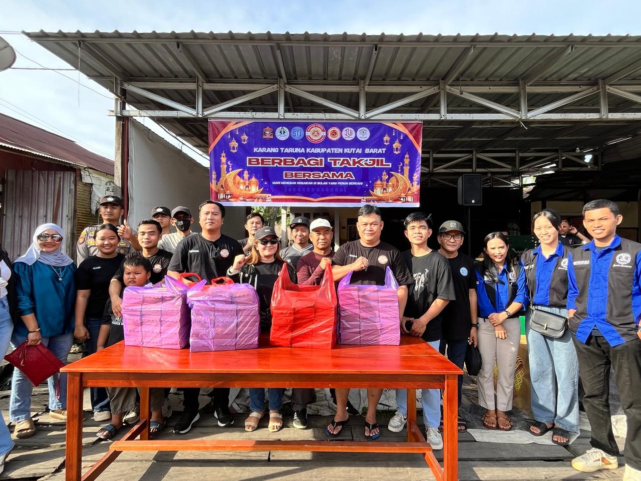  Karang Taruna Kabupaten Kutai Barat siap membagikan takjil kepada warga