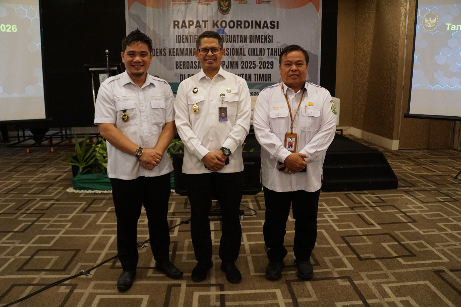 Wakil Bupati Mahulu Suhuk abadikan momen bersama Asisten Deputi Koordinasi Doktrin dan Strategi Pertahanan Kemenko Polkam Brigjen TNI Parwito di Balikpapan, Rabu (25/2).