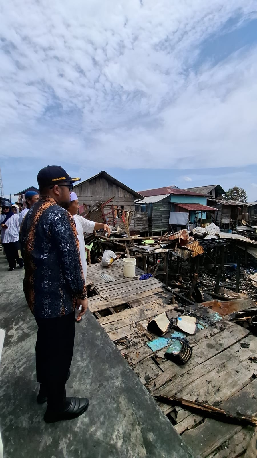 PASTIKAN: Pemkab Paser meninjau lokasi kebakaran di Muara Adang. 