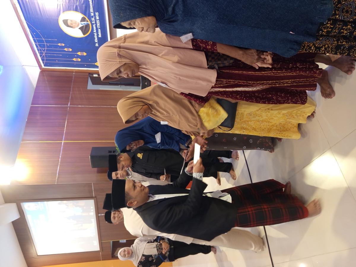 Penyerahan santunan tunai kepada anak yatim-piatu dan lansia pada acara Buka Puasa Bersama ITKES WHS Samarinda di ballroom kampus.