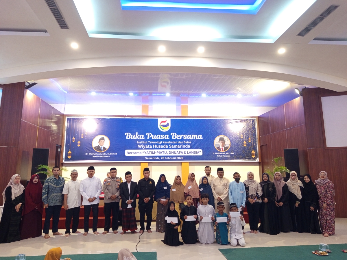 Kebersamaan civitas akademika ITKES WHS Samarinda bersama anak yatim, dhuafa, dan lansia dalam kegiatan buka puasa dan santunan Ramadan 1447 H.