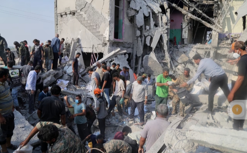 Warga dan tim penyelamat mengevakuasi korban di antara puing bangunan yang hancur akibat serangan rudal di kawasan permukiman, Iran. (Foto CNN)