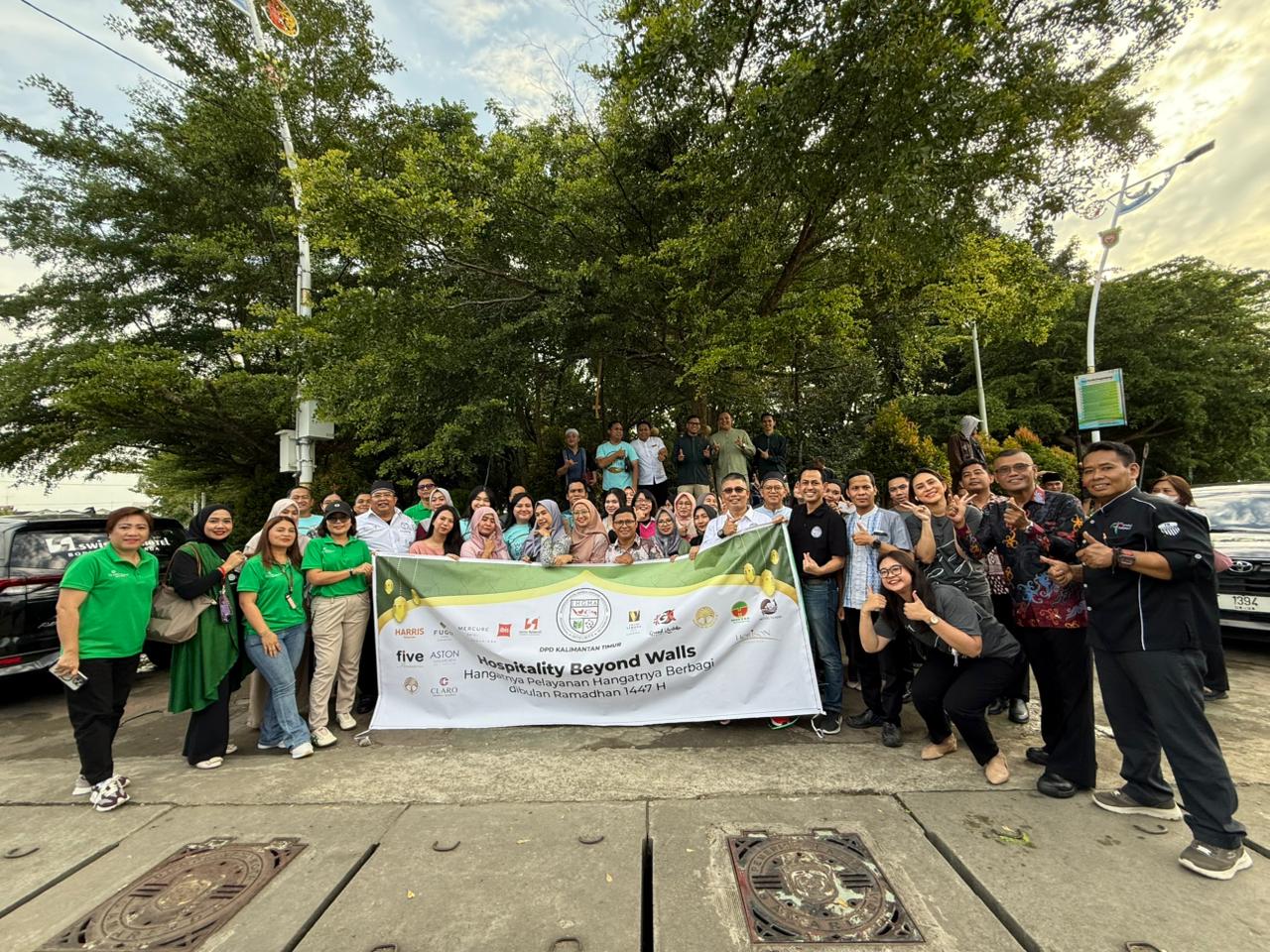 Indonesian Hotel General Manager Association (IHGMA) Kaltim bagikan ribuan paket takjil secara serentak di Samarinda dan Balikpapan, Jumat (27/2/2026).