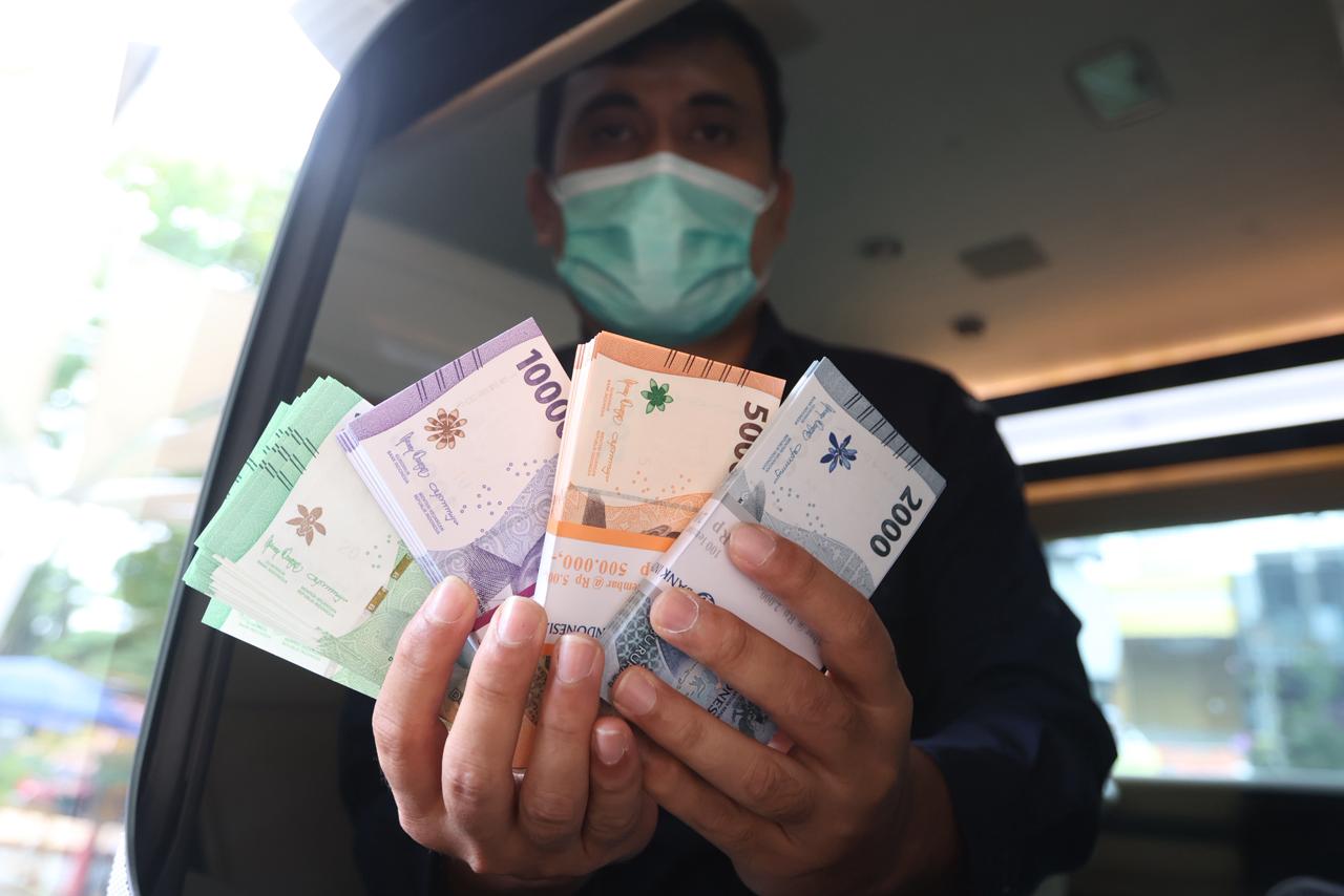 Masyarakat menukar uang baru per paket dengan nominal Rp5,3 juta terdiri dari pecahan Rp50 dan Rp20 ribu masing-masing 50 lembar dan pecahan Rp10, Rp5, Rp2 dan Rp 1 ribu masing-masing 100 lembar. 