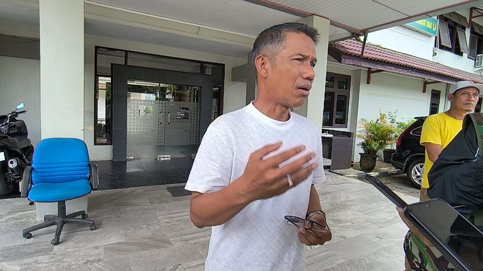 BERI KETERANGAN: Sekjen PSSI Pusat Yunus Nusi saat bertemu awak media di Sekretariat KONI Kaltim, Samarinda, Minggu (1/3).