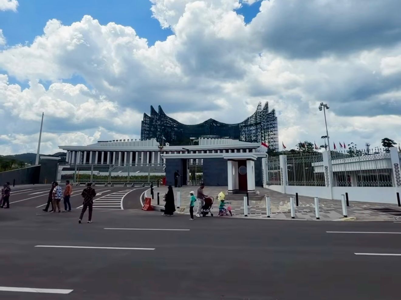 Setelah sempat menembus angka 6,17 persen di tahun 2024 berkat percepatan IKN, pertumbuhan ekonomi Bumi Etam diprediksi bakal lebih "kalem" di tahun 2026 ini.