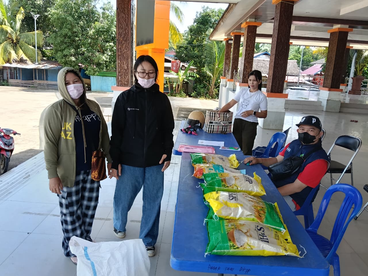 STABILKAN HARGA: Bahalan (kanan) saat melayani masyarakat membeli sembako pada stand GPM di Tribun Ujoh Bilang, Minggu (1/3). 
