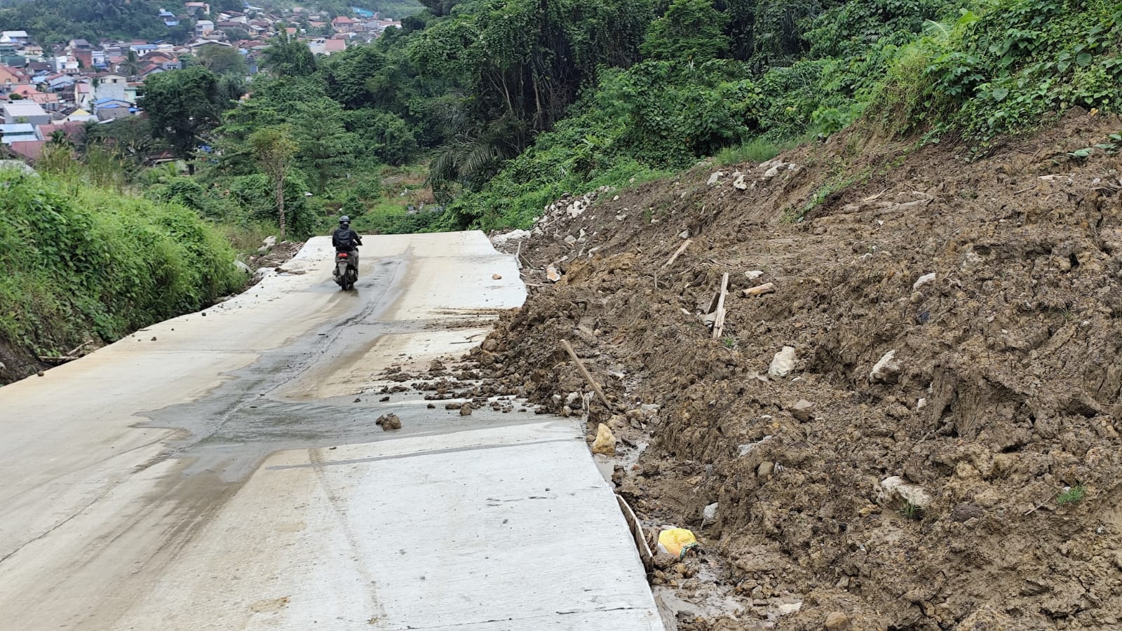 CURAM: Salah satu titik rawan longsor di Jalan Merdeka Timur Kecamatan Sungai Pinang. 