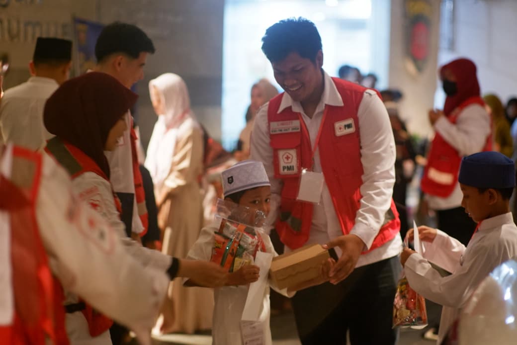 DUKUNGAN: Tim PMI Samarinda memberikan bingkisan kepada penerima bantuan dalam kegiatan TSR tahun sebelumnya.